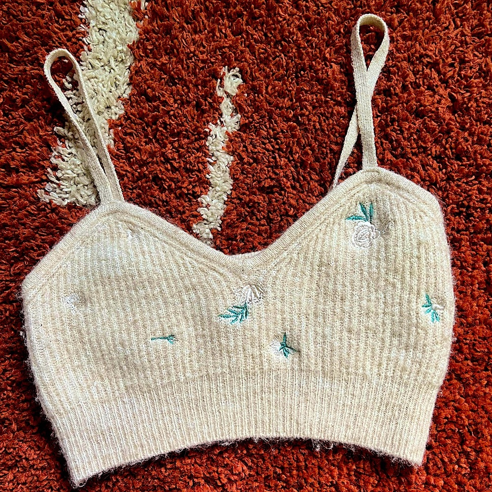 H&M sweater crop top w/embroidery